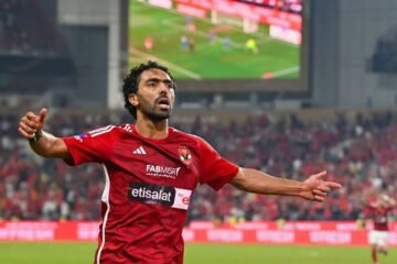تعرض حسين الشحات لاعب الأهلي لإصابة قوية أثناء مباراة سيمبا